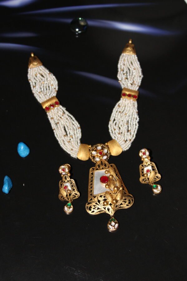 antique gold pendant necklace