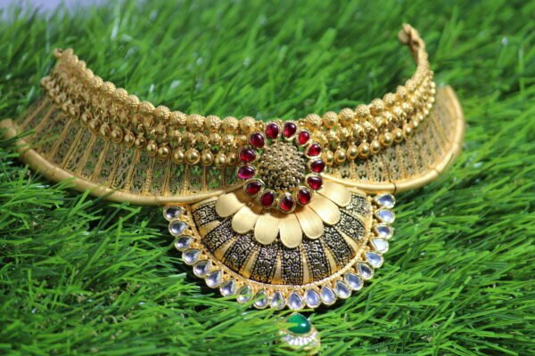 very attrective gold neckless design